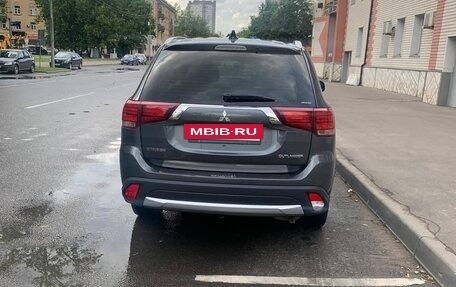 Mitsubishi Outlander III рестайлинг 3, 2018 год, 2 490 000 рублей, 4 фотография