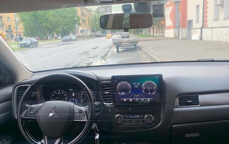 Mitsubishi Outlander III рестайлинг 3, 2018 год, 2 490 000 рублей, 10 фотография
