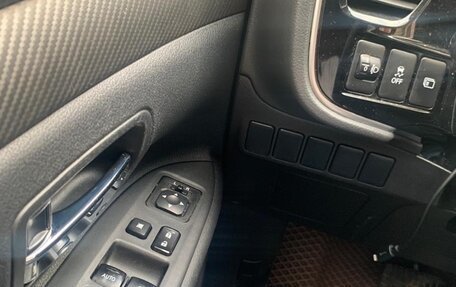 Mitsubishi Outlander III рестайлинг 3, 2018 год, 2 490 000 рублей, 14 фотография