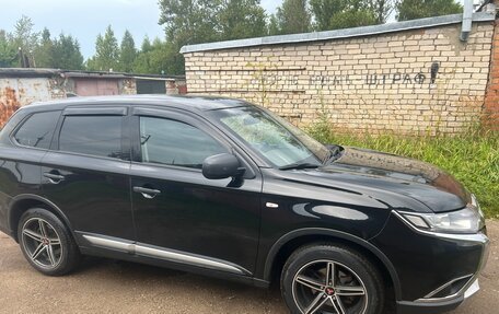 Mitsubishi Outlander III рестайлинг 3, 2017 год, 1 600 000 рублей, 2 фотография