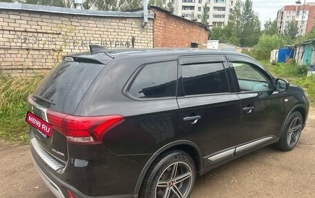 Mitsubishi Outlander III рестайлинг 3, 2017 год, 1 600 000 рублей, 7 фотография