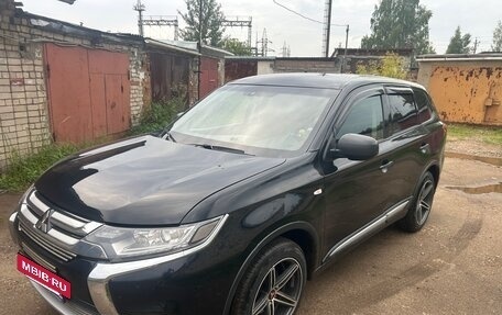 Mitsubishi Outlander III рестайлинг 3, 2017 год, 1 600 000 рублей, 3 фотография