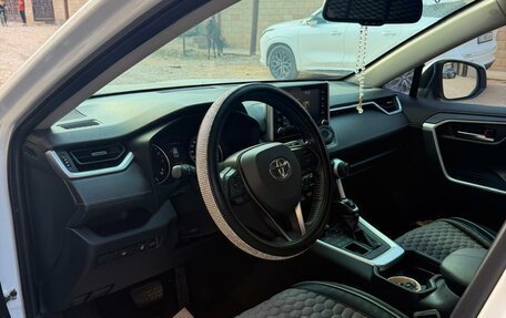 Toyota RAV4, 2021 год, 3 250 000 рублей, 4 фотография