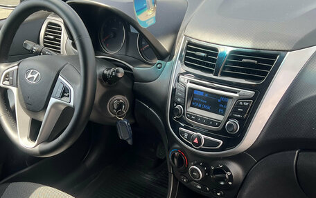 Hyundai Solaris II рестайлинг, 2013 год, 690 000 рублей, 11 фотография