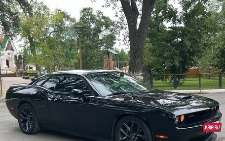 Dodge Challenger III рестайлинг 2, 2021 год, 3 500 000 рублей, 2 фотография