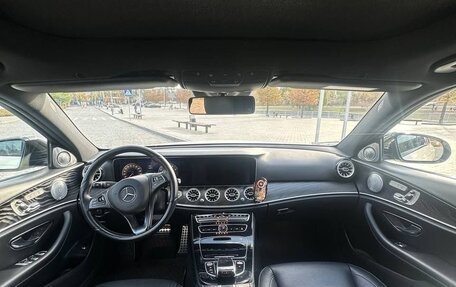 Mercedes-Benz E-Класс, 2017 год, 3 250 000 рублей, 4 фотография