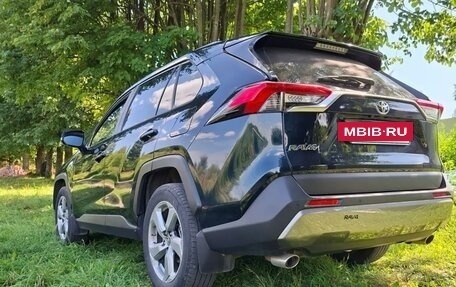 Toyota RAV4, 2019 год, 3 375 000 рублей, 2 фотография