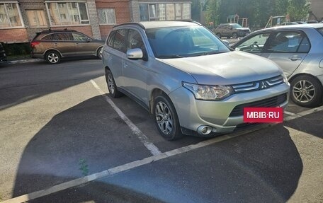 Mitsubishi Outlander III рестайлинг 3, 2014 год, 1 610 000 рублей, 2 фотография