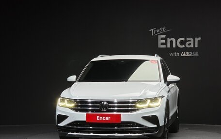 Volkswagen Tiguan II, 2022 год, 3 440 000 рублей, 3 фотография