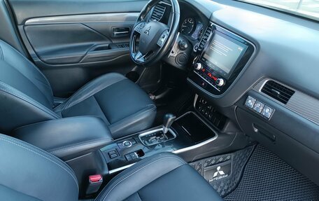 Mitsubishi Outlander III рестайлинг 3, 2021 год, 2 730 000 рублей, 13 фотография