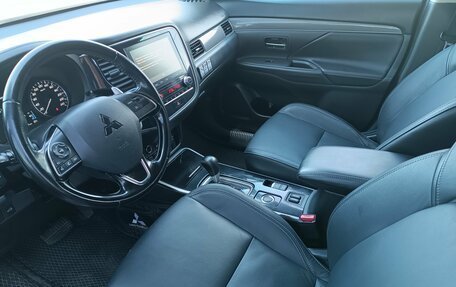 Mitsubishi Outlander III рестайлинг 3, 2021 год, 2 730 000 рублей, 10 фотография