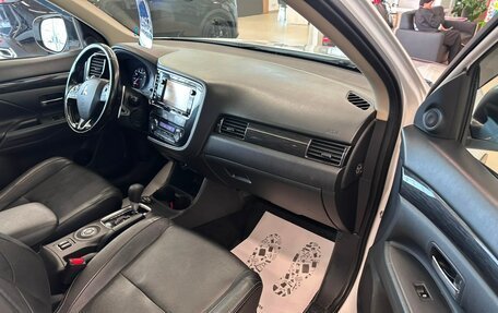 Mitsubishi Outlander III рестайлинг 3, 2016 год, 2 479 000 рублей, 12 фотография
