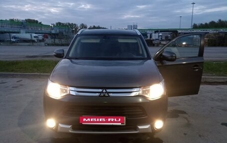 Mitsubishi Outlander III рестайлинг 3, 2014 год, 1 420 000 рублей, 6 фотография
