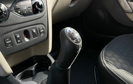 Renault Logan II, 2018 год, 950 000 рублей, 17 фотография