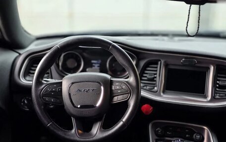 Dodge Challenger III рестайлинг 2, 2021 год, 3 500 000 рублей, 3 фотография