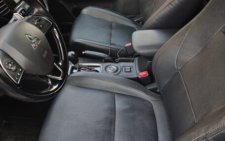 Mitsubishi Outlander III рестайлинг 3, 2015 год, 1 800 000 рублей, 14 фотография