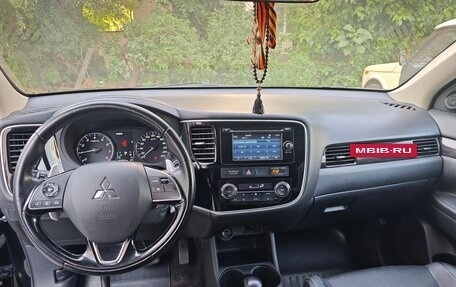 Mitsubishi Outlander III рестайлинг 3, 2015 год, 1 800 000 рублей, 15 фотография