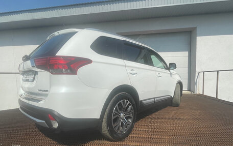 Mitsubishi Outlander III рестайлинг 3, 2016 год, 1 730 000 рублей, 5 фотография