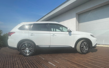 Mitsubishi Outlander III рестайлинг 3, 2016 год, 1 730 000 рублей, 4 фотография