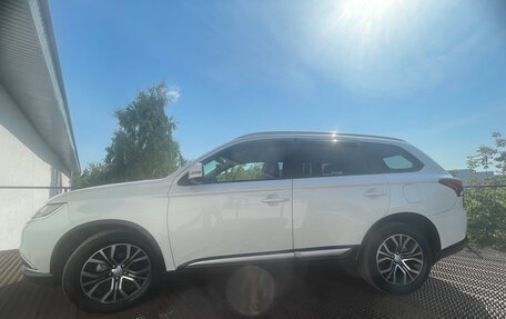 Mitsubishi Outlander III рестайлинг 3, 2016 год, 1 730 000 рублей, 8 фотография