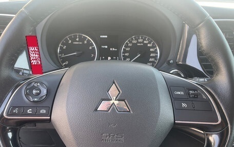 Mitsubishi Outlander III рестайлинг 3, 2016 год, 1 730 000 рублей, 13 фотография