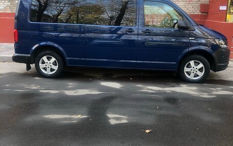 Volkswagen Caravelle T6 рестайлинг, 2016 год, 2 500 000 рублей, 2 фотография