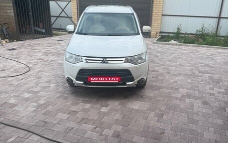 Mitsubishi Outlander III рестайлинг 3, 2014 год, 1 350 000 рублей, 2 фотография