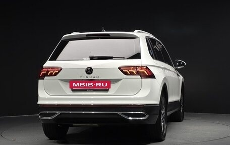 Volkswagen Tiguan II, 2023 год, 3 750 000 рублей, 4 фотография