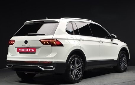 Volkswagen Tiguan II, 2023 год, 3 750 000 рублей, 3 фотография