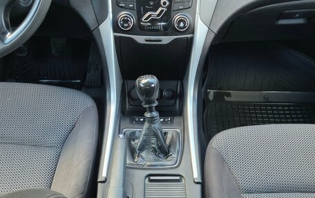Hyundai Sonata VI, 2011 год, 749 000 рублей, 11 фотография
