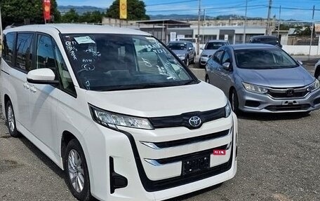 Toyota Noah, 2023 год, 2 295 005 рублей, 2 фотография