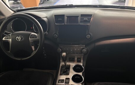 Toyota Highlander III, 2013 год, 1 639 000 рублей, 2 фотография