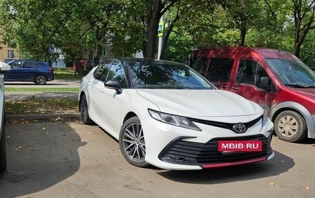 Toyota Camry, 2021 год, 3 300 000 рублей, 2 фотография