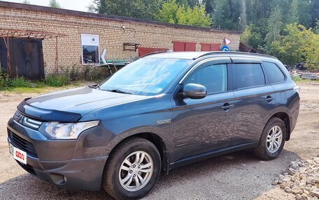Mitsubishi Outlander III рестайлинг 3, 2013 год, 1 430 000 рублей, 3 фотография