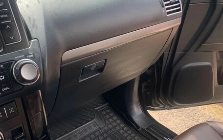 Toyota Land Cruiser Prado 150 рестайлинг 2, 2016 год, 3 700 000 рублей, 15 фотография