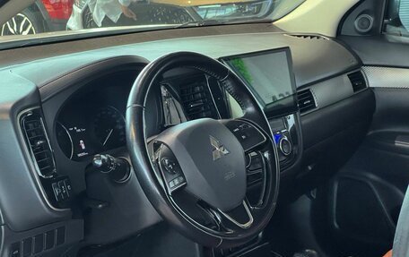 Mitsubishi Outlander III рестайлинг 3, 2018 год, 1 890 000 рублей, 9 фотография