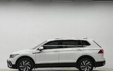 Volkswagen Tiguan II, 2021 год, 2 470 000 рублей, 3 фотография