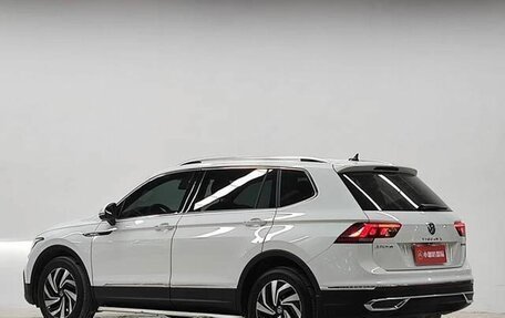 Volkswagen Tiguan II, 2021 год, 2 470 000 рублей, 4 фотография