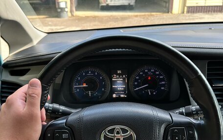 Toyota Sienna III, 2015 год, 2 500 000 рублей, 8 фотография