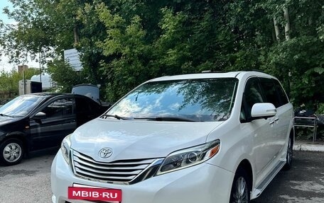 Toyota Sienna III, 2015 год, 2 500 000 рублей, 2 фотография