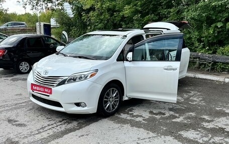 Toyota Sienna III, 2015 год, 2 500 000 рублей, 3 фотография