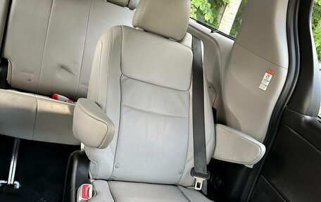 Toyota Sienna III, 2015 год, 2 500 000 рублей, 15 фотография