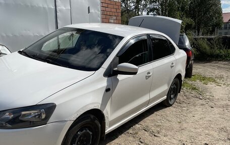 Volkswagen Polo VI (EU Market), 2011 год, 375 000 рублей, 2 фотография