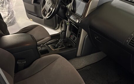 Toyota Land Cruiser Prado 150 рестайлинг 2, 2011 год, 2 490 000 рублей, 13 фотография