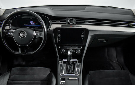 Volkswagen Passat B8 рестайлинг, 2018 год, 1 880 000 рублей, 16 фотография
