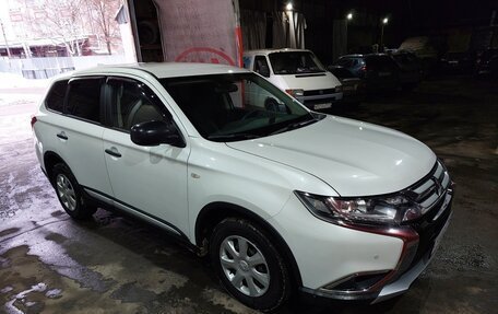 Mitsubishi Outlander III рестайлинг 3, 2017 год, 2 050 000 рублей, 2 фотография