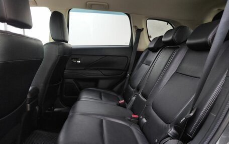 Mitsubishi Outlander III рестайлинг 3, 2016 год, 1 945 000 рублей, 12 фотография