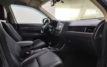 Mitsubishi Outlander III рестайлинг 3, 2016 год, 1 945 000 рублей, 11 фотография