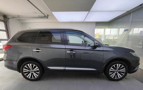 Mitsubishi Outlander III рестайлинг 3, 2016 год, 1 945 000 рублей, 4 фотография