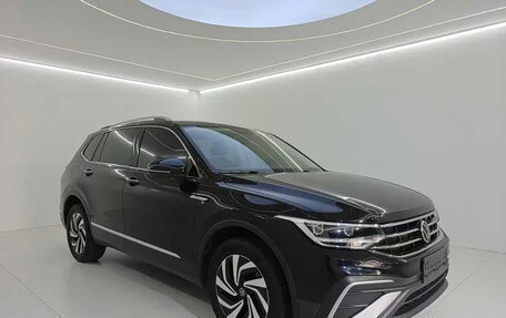Volkswagen Tiguan II, 2023 год, 2 020 000 рублей, 2 фотография